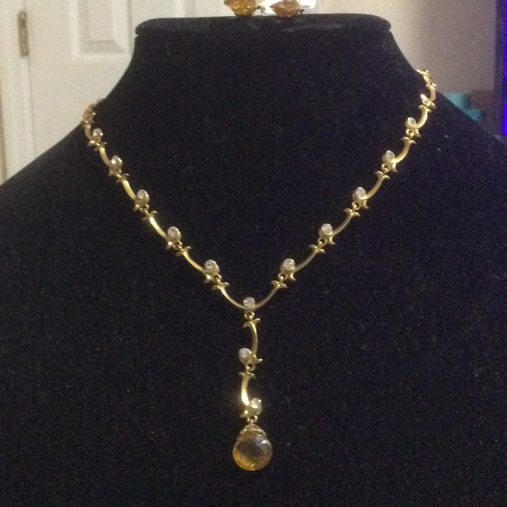 Elegant Gold and Pearl Necklace